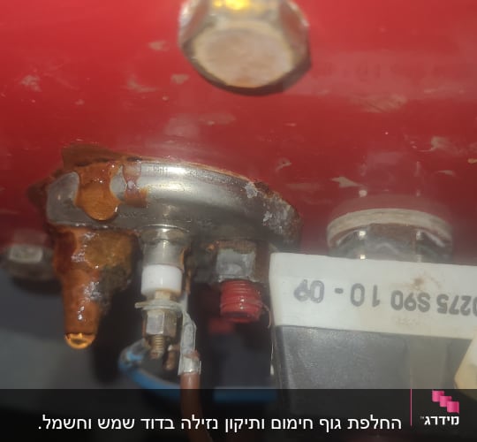 חלק תחתון של דוד שמש עם חלודה ונזילה